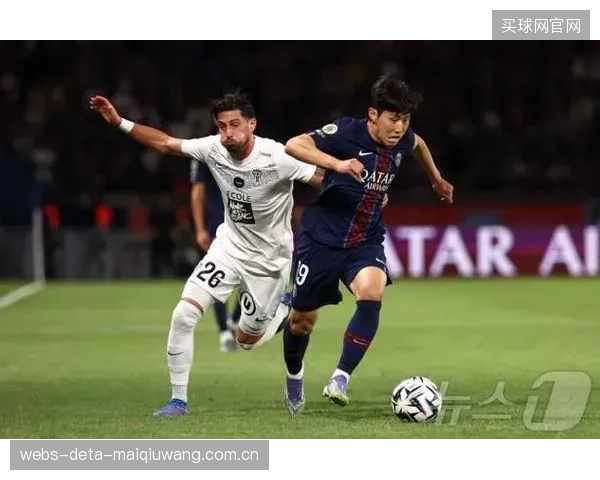 李刚仁在巴黎圣日耳曼扮演机会创造者,其传球视野将是韩国队中场核心武器。 李刚仁在巴黎圣日耳曼扮演机会创造者,其传球视野将是韩国队中场核心武器。